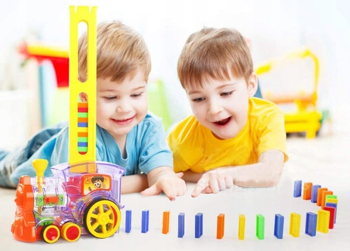 Žaislinis lokomotyvas su domino kaladėlėmis