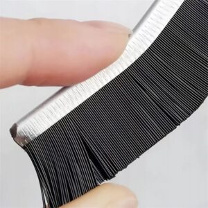 Universalus siauras valymo šepetys sunkiai prieinamoms vietoms