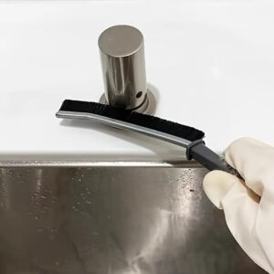 Tarpų valymo šepetėlis šveičia vonios plyteles