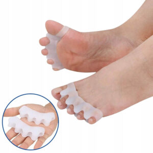 Korektorius nuo haluksų atskiria visus kojos pirštus